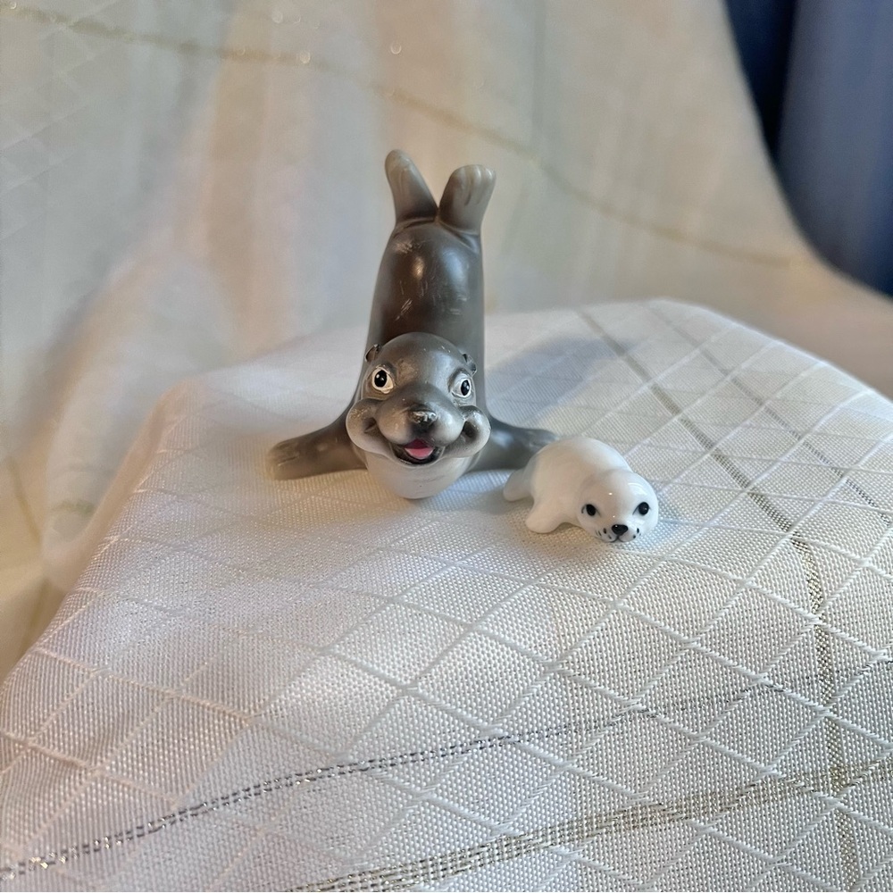 Seal Figurine Set , Vintage Seal Mammal Figurines Gray and White